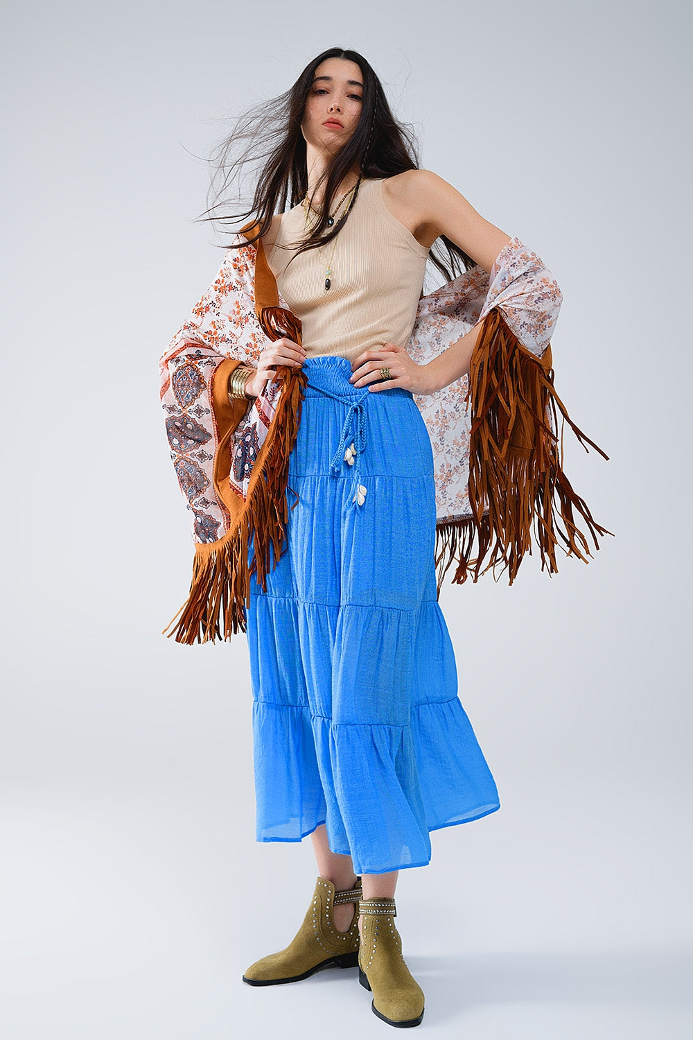 Saia maxi em camadas em azul com cintura elástica e pormenores em concha
