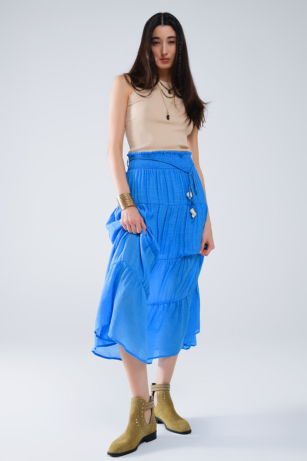 Saia maxi em camadas em azul com cintura elástica e pormenores em concha