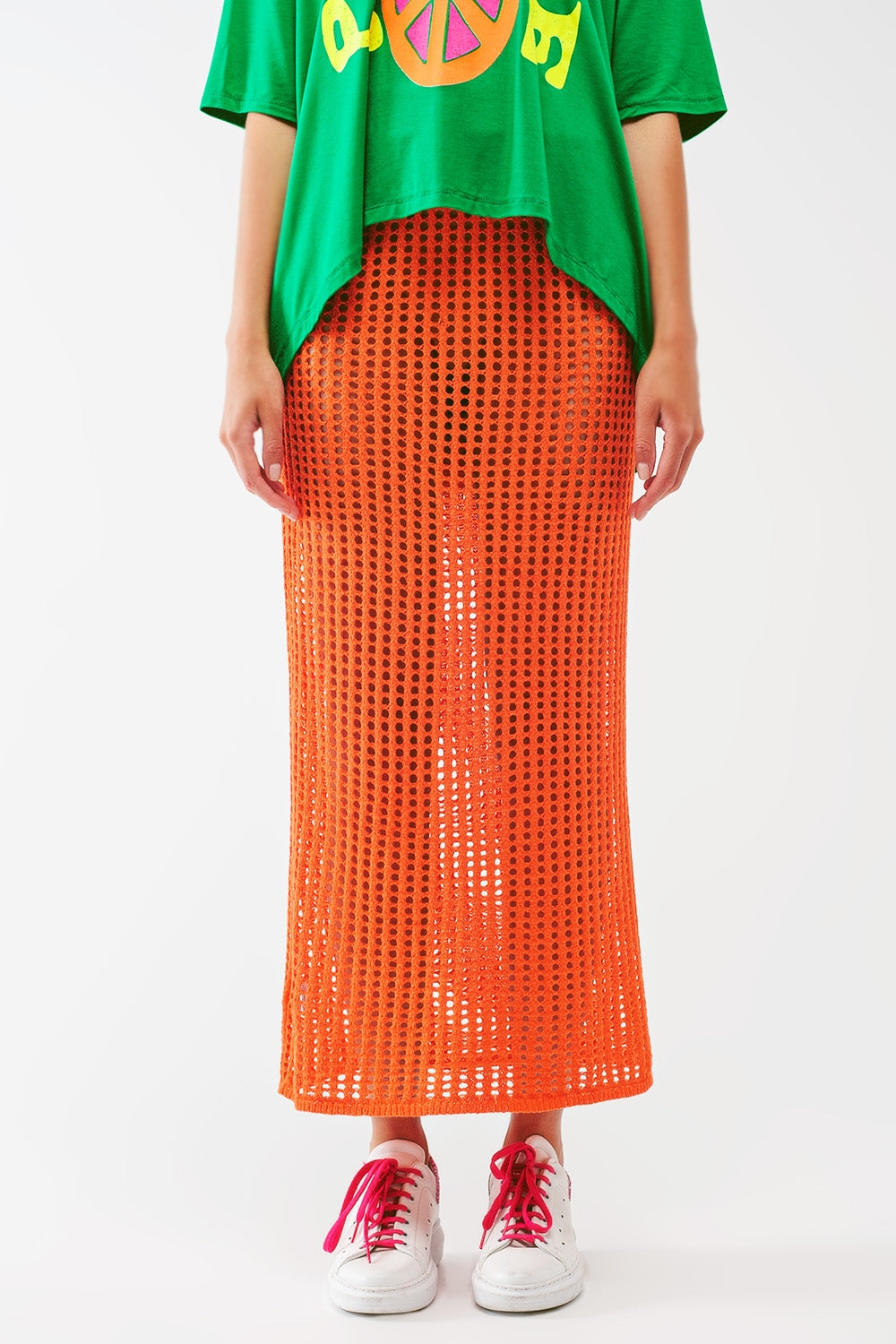 Q2 Saia maxi em crochê transparente na cor laranja