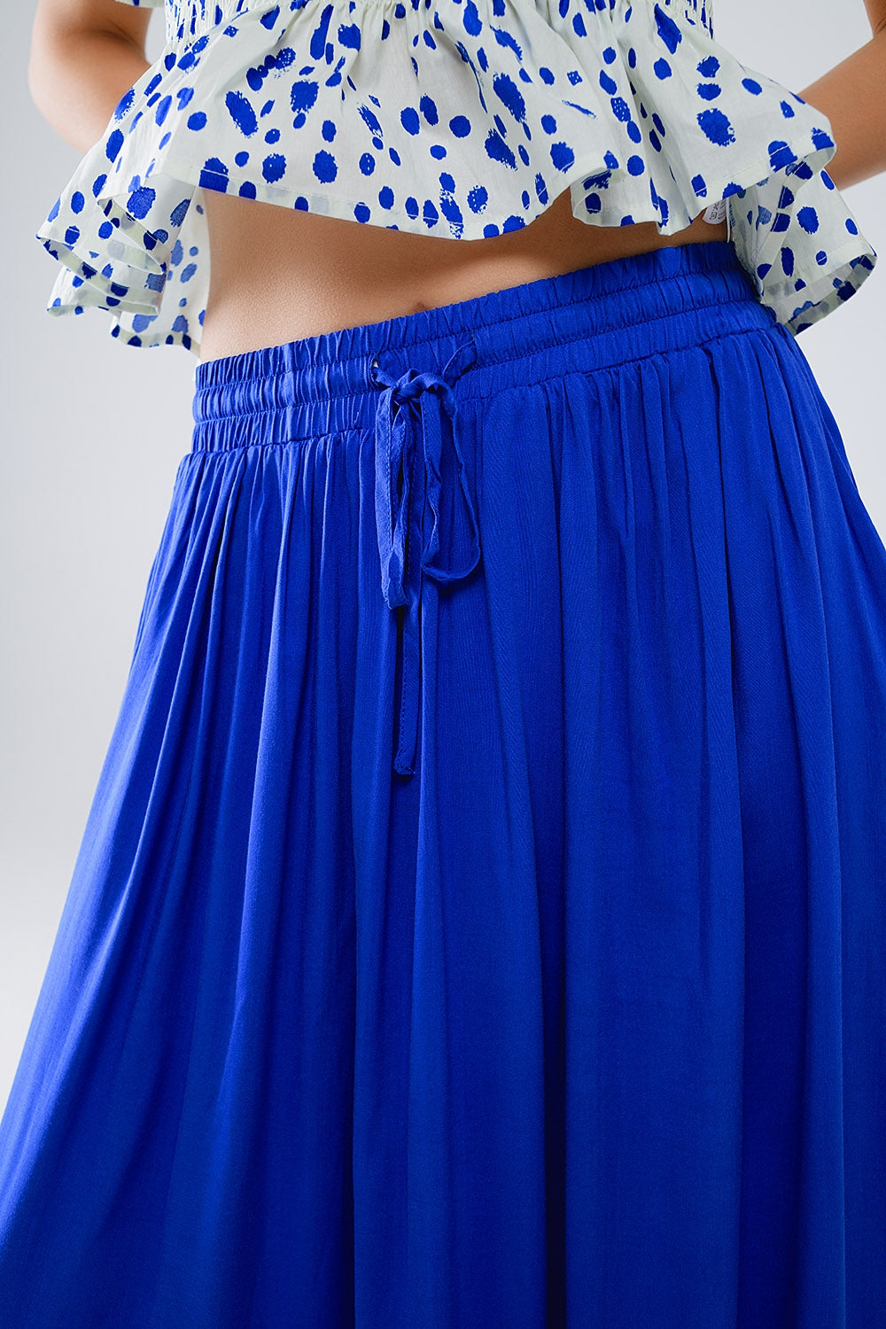 Saia maxi em tecido fluido azul com cintura elástica