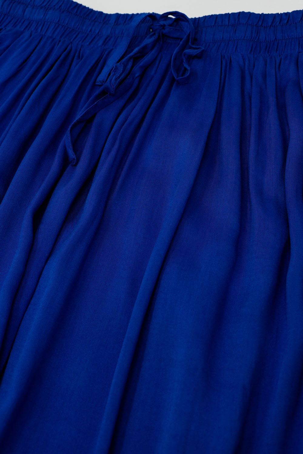 Saia maxi em tecido fluido azul com cintura elástica