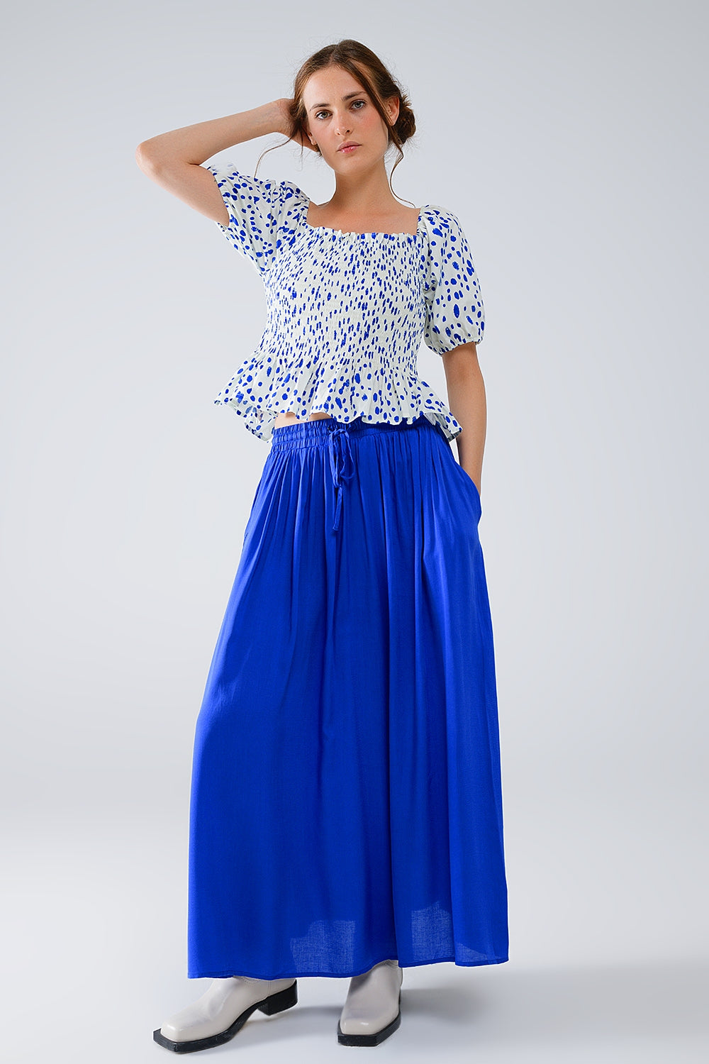 Saia maxi em tecido fluido azul com cintura elástica