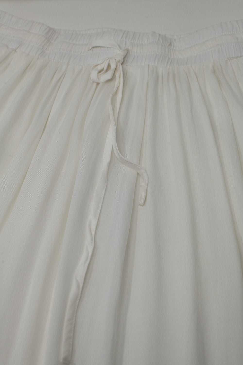 Saia maxi em tecido fluido branco com cintura elástica