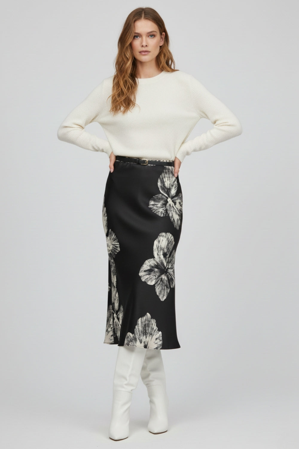 Q2 Saia Midi de cetim floral preta em cetim
