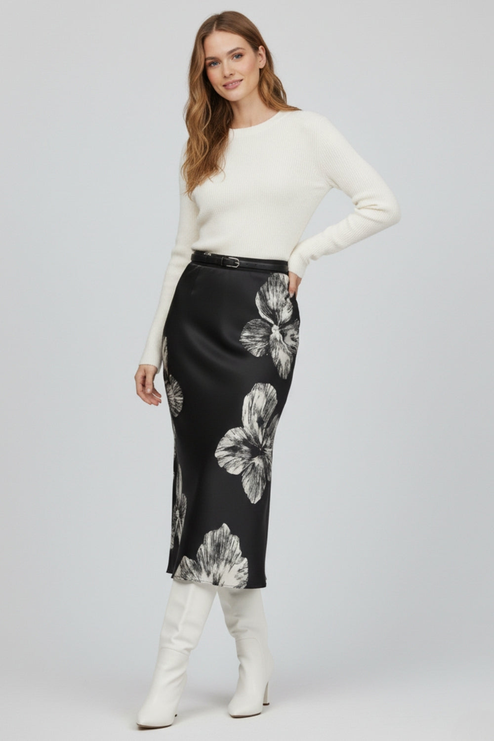Saia Midi de cetim floral preta em cetim