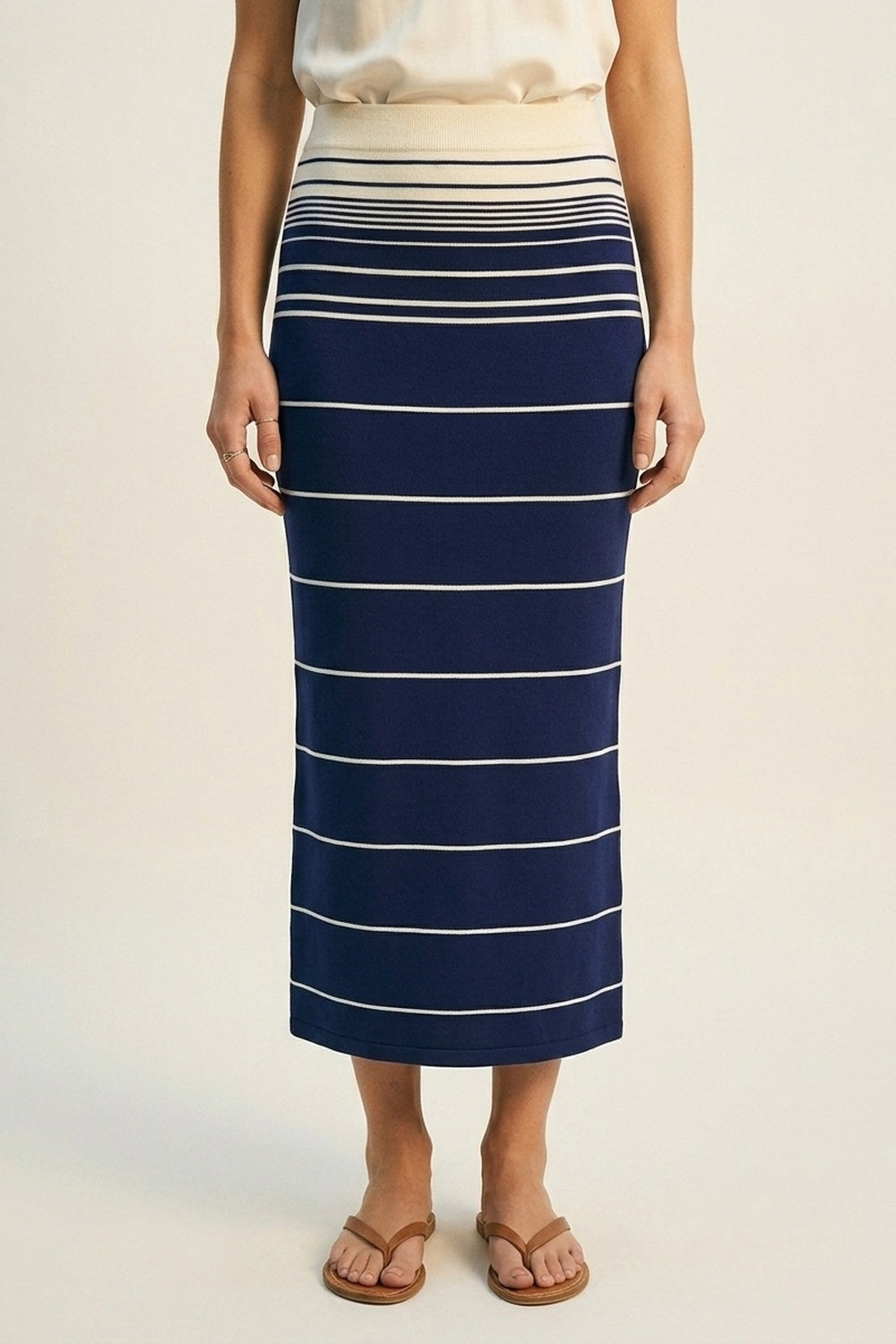 Q2 Saia midi de malha às riscas em azul-marinho com cintura em creme