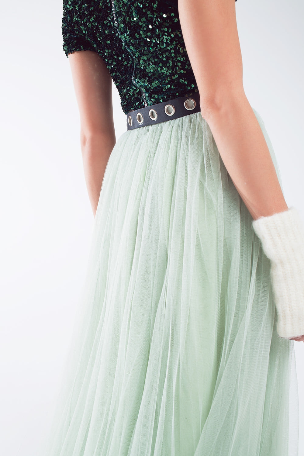 Saia midi de tule verde com cintura elástica