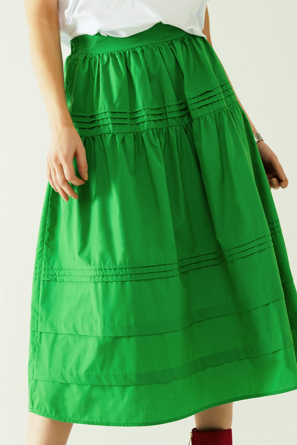 Saia midi em camadas de popelina com pormenores de costura em verde