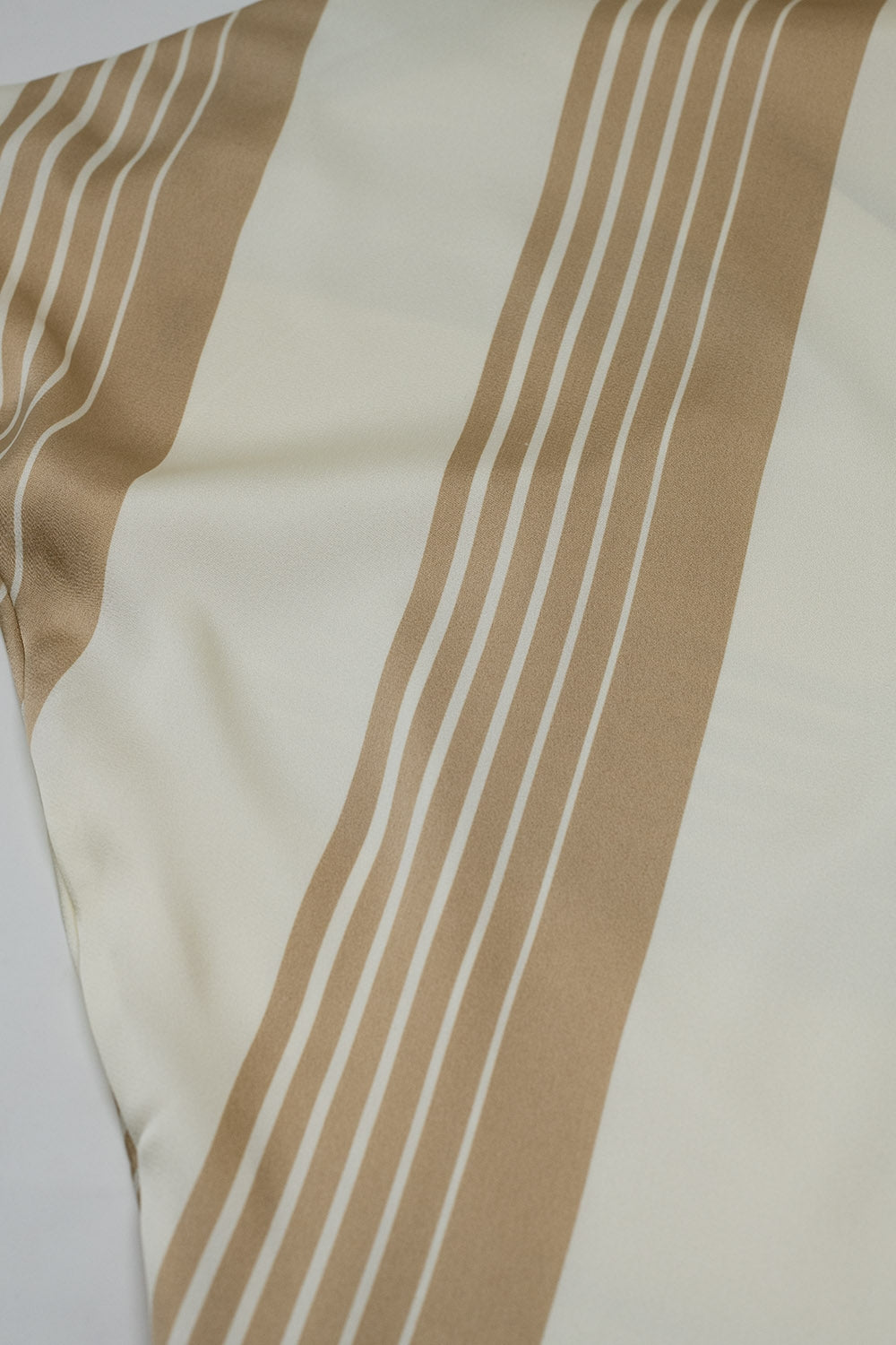 Saia Midi em creme com peitilhos beige claros
