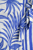 Saia midi em tecido leve com motivos tropicais em azul e branco