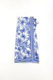 Q2 Saia midi em tecido leve com motivos tropicais em azul e branco