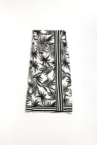Q2 Saia midi em tecido leve com motivos tropicais em preto e branco