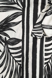 Saia midi em tecido leve com motivos tropicais em preto e branco