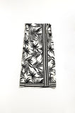 Q2 Saia midi em tecido leve com motivos tropicais em preto e branco