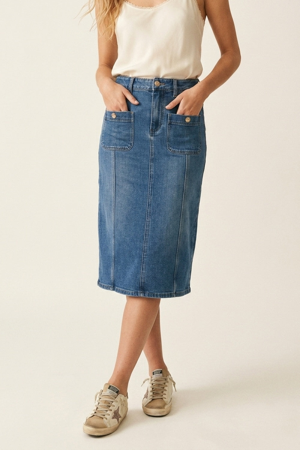 Q2 Saia Midi Jeans Lavagem Média com Bolsos Frontais Aplicados