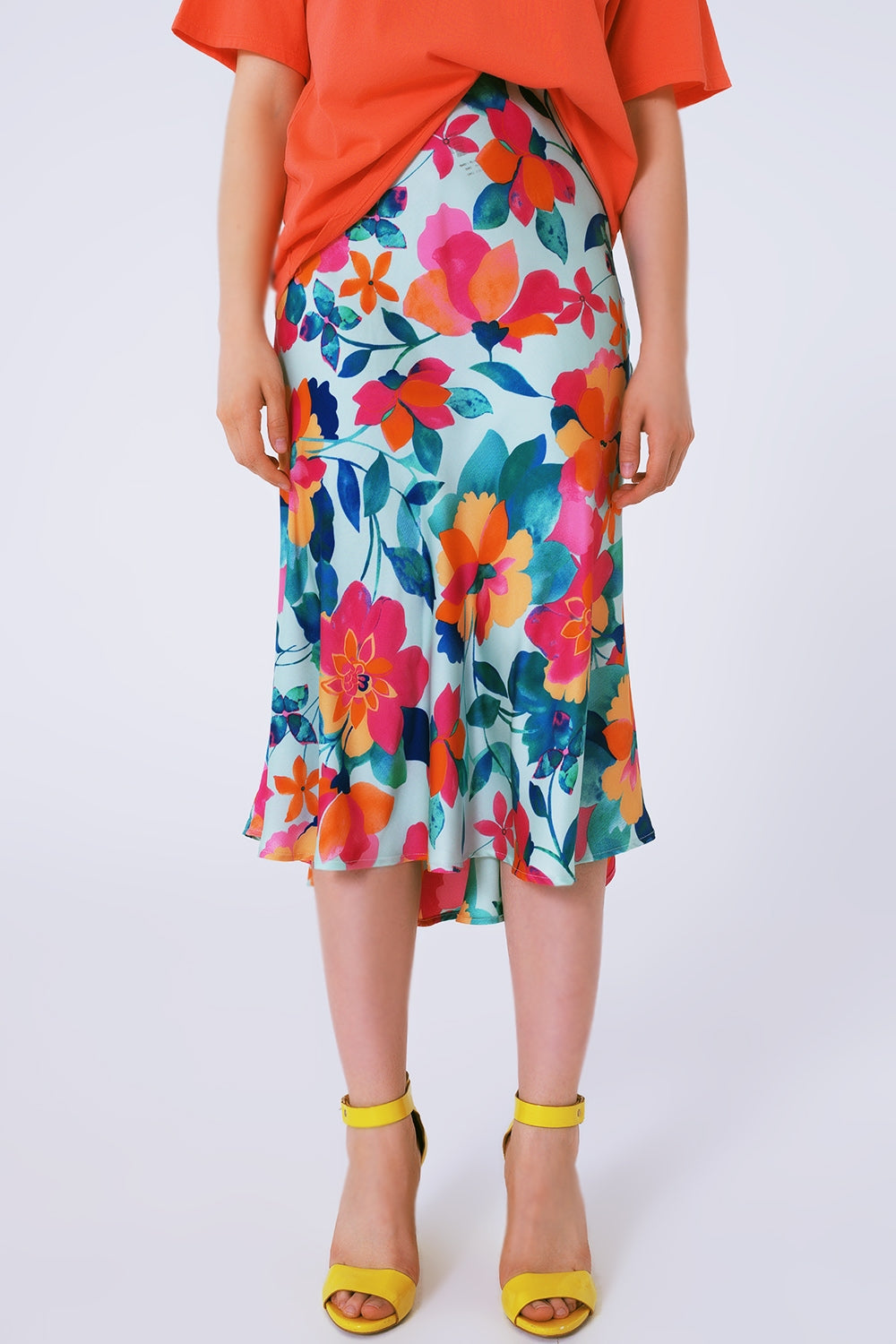 Q2 Saia plissada midi com estampa floral em branco
