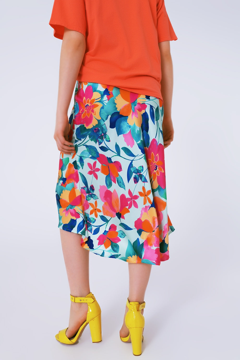 Saia plissada midi com estampa floral em branco