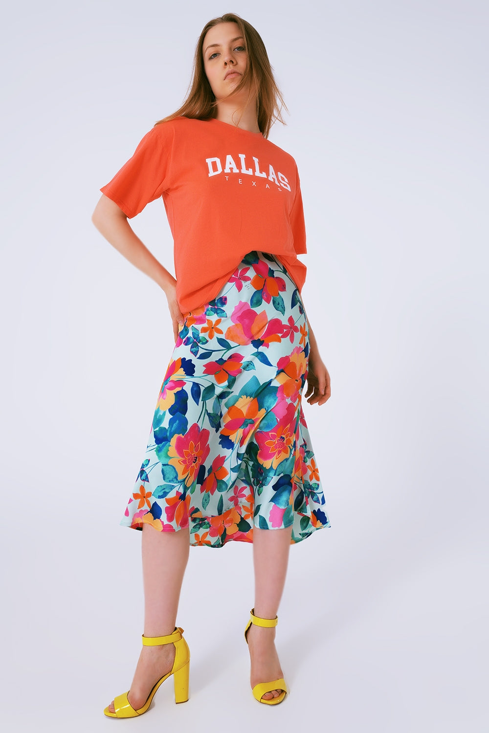 Saia plissada midi com estampa floral em branco