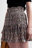 Saia preta com estampado floral e desenho em rufo