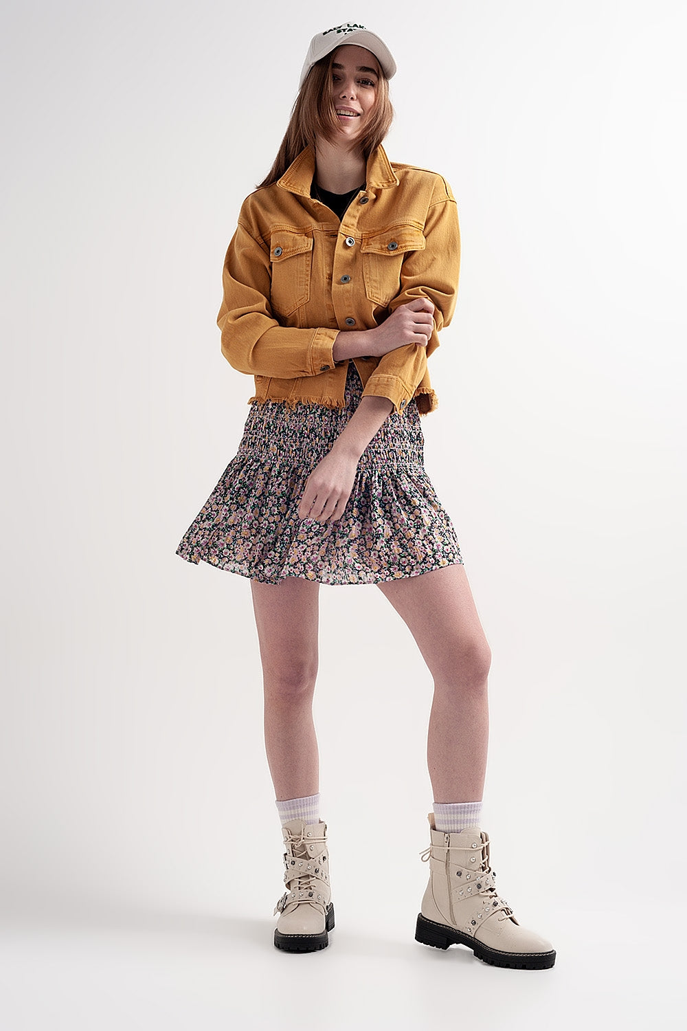 Saia preta com estampado floral e desenho em rufo