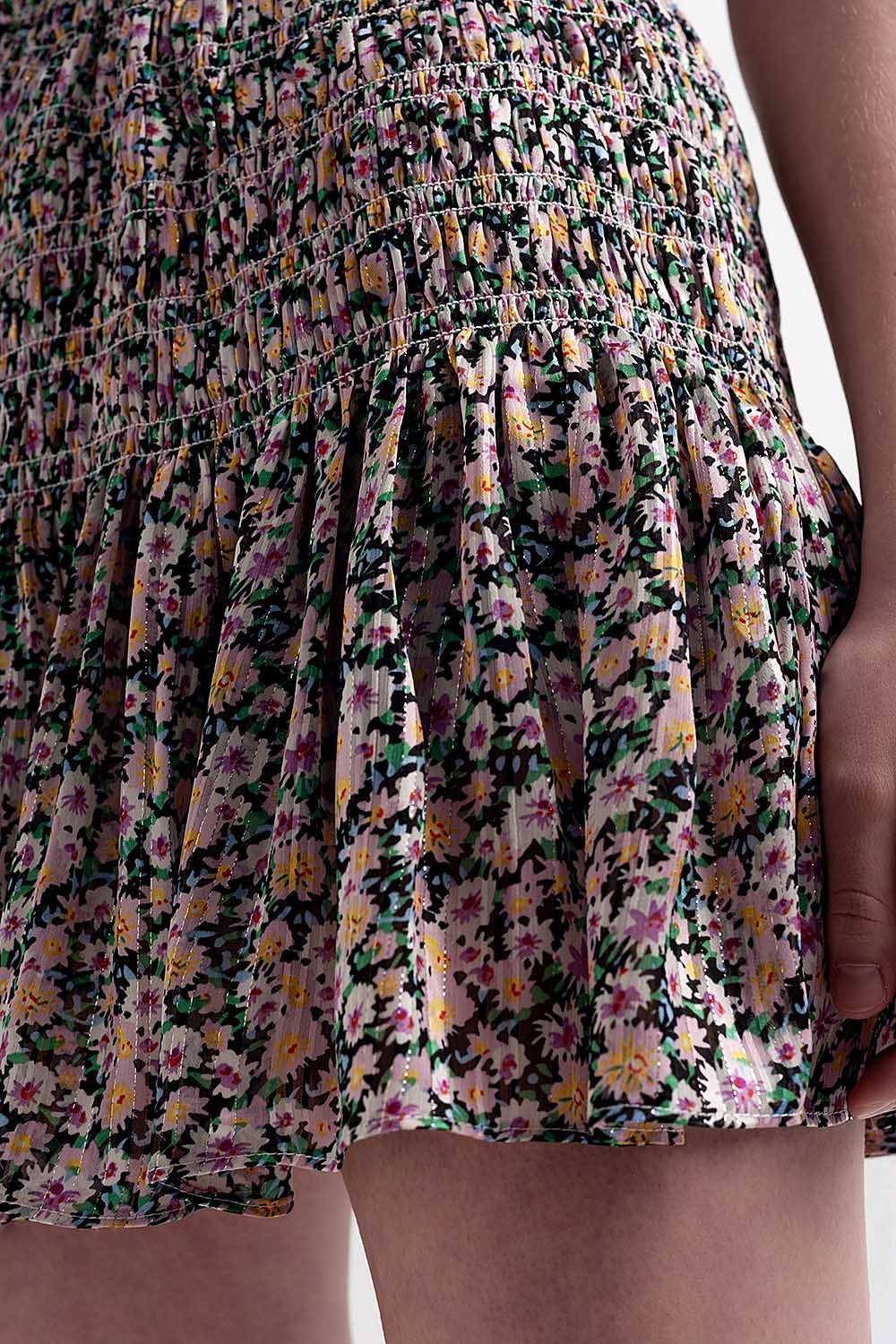 Saia preta com estampado floral e desenho em rufo