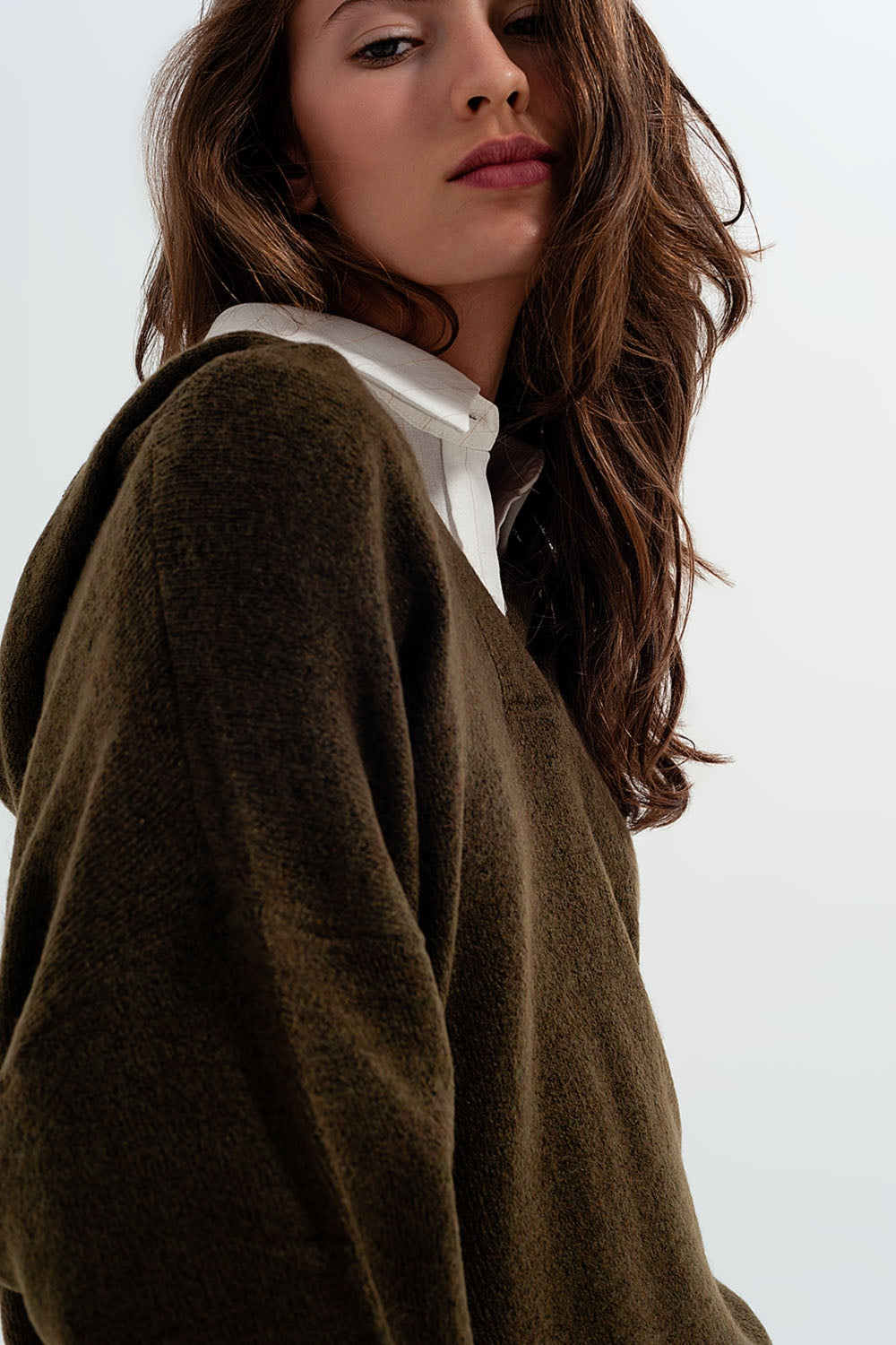 Salta verde com pescoço em V