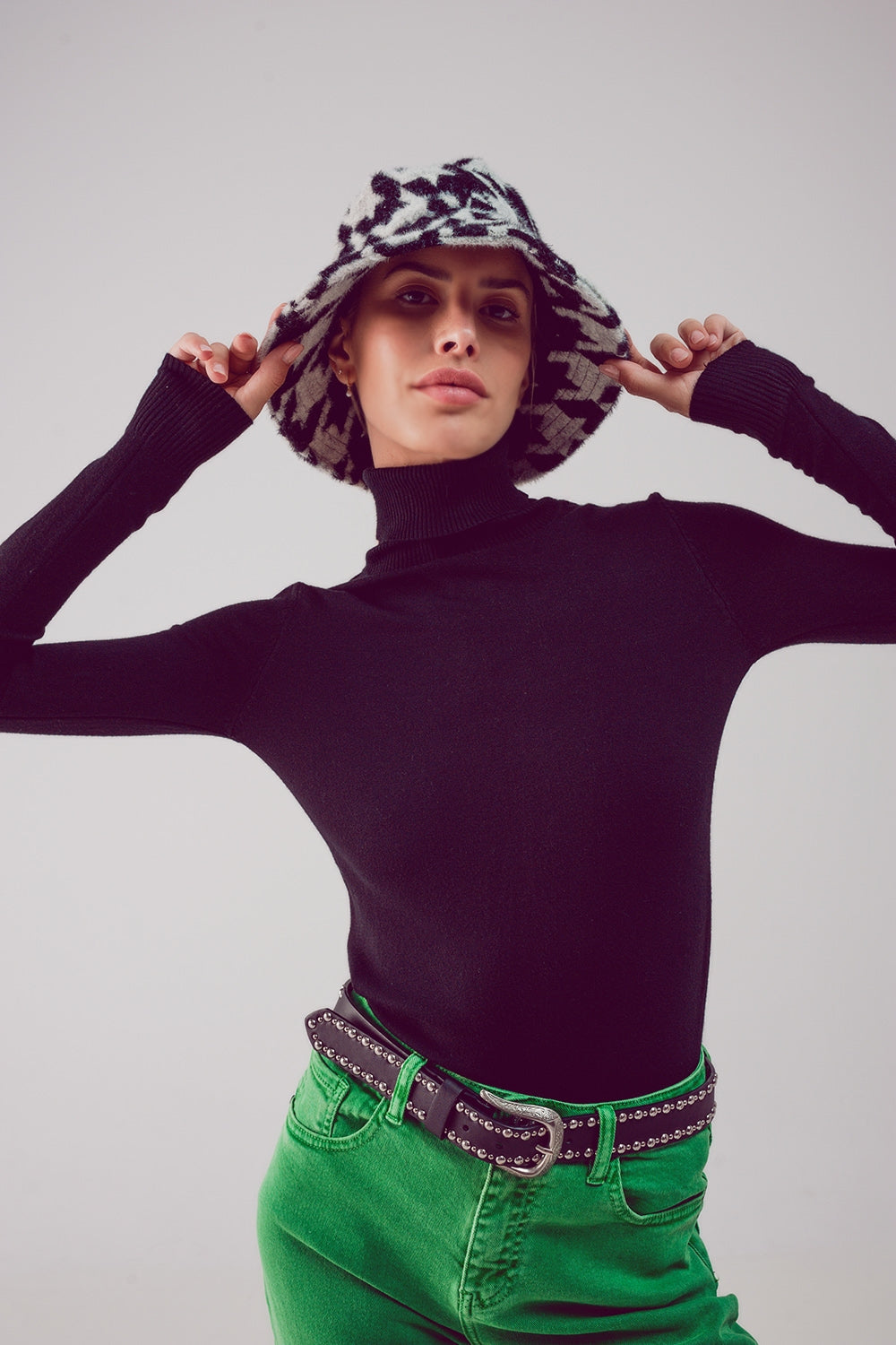 Q2 Saltador de malha fina de pescoço alto em preto