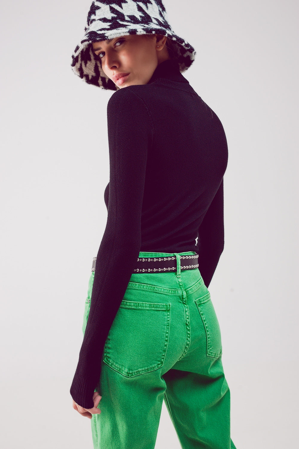 Saltador de malha fina de pescoço alto em preto