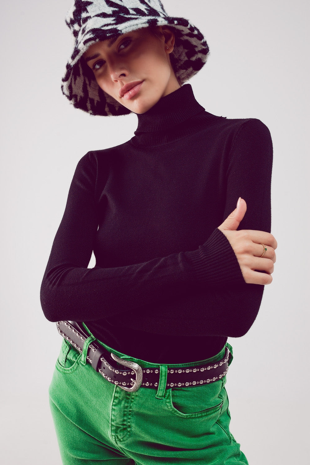 Saltador de malha fina de pescoço alto em preto