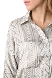 Camisa de cetim cinzenta com estampado abstracto