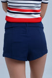 Short de marinha com detalhes de gravata