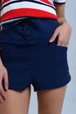 Short de marinha com detalhes de gravata