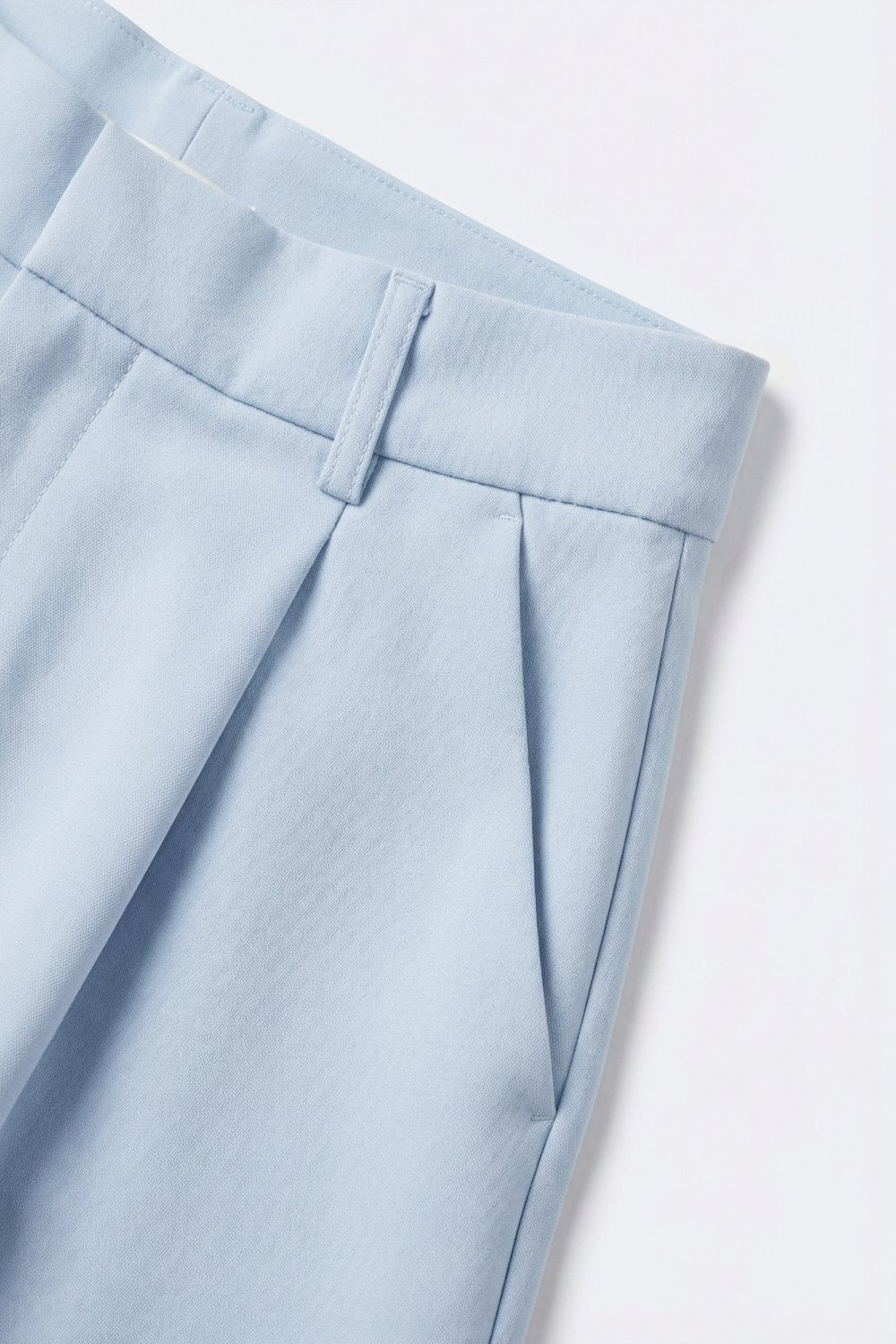 Shorts Azul Claro de Pernas Largas com Pregas e Passantes para Cinto