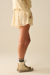 Shorts creme bordados com lantejoulas