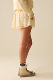 Shorts creme bordados com lantejoulas