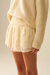 Shorts creme bordados com lantejoulas