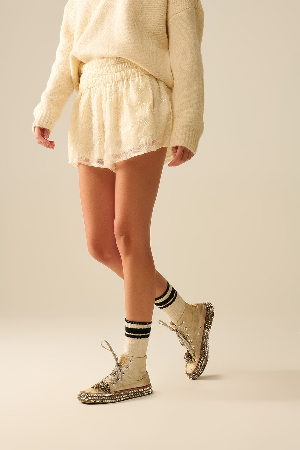 Shorts creme bordados com lantejoulas