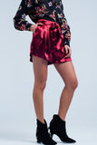 Shorts de cetim vermelho com laço de cintura