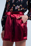 Shorts de cetim vermelho com laço de cintura