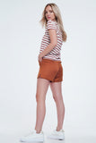 Shorts de cintura alta laranja e ouro com decorações