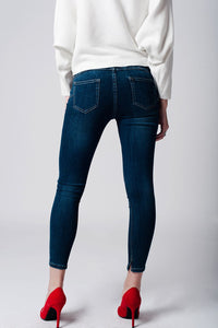 Skinny jeans cintura baixa em denim escuro