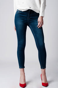 Q2 Skinny jeans cintura baixa em denim escuro