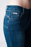 Skinny jeans cintura baixa em denim escuro