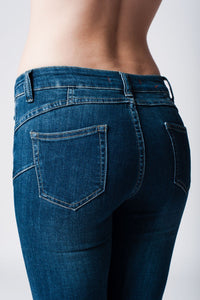 Skinny jeans cintura baixa em denim escuro