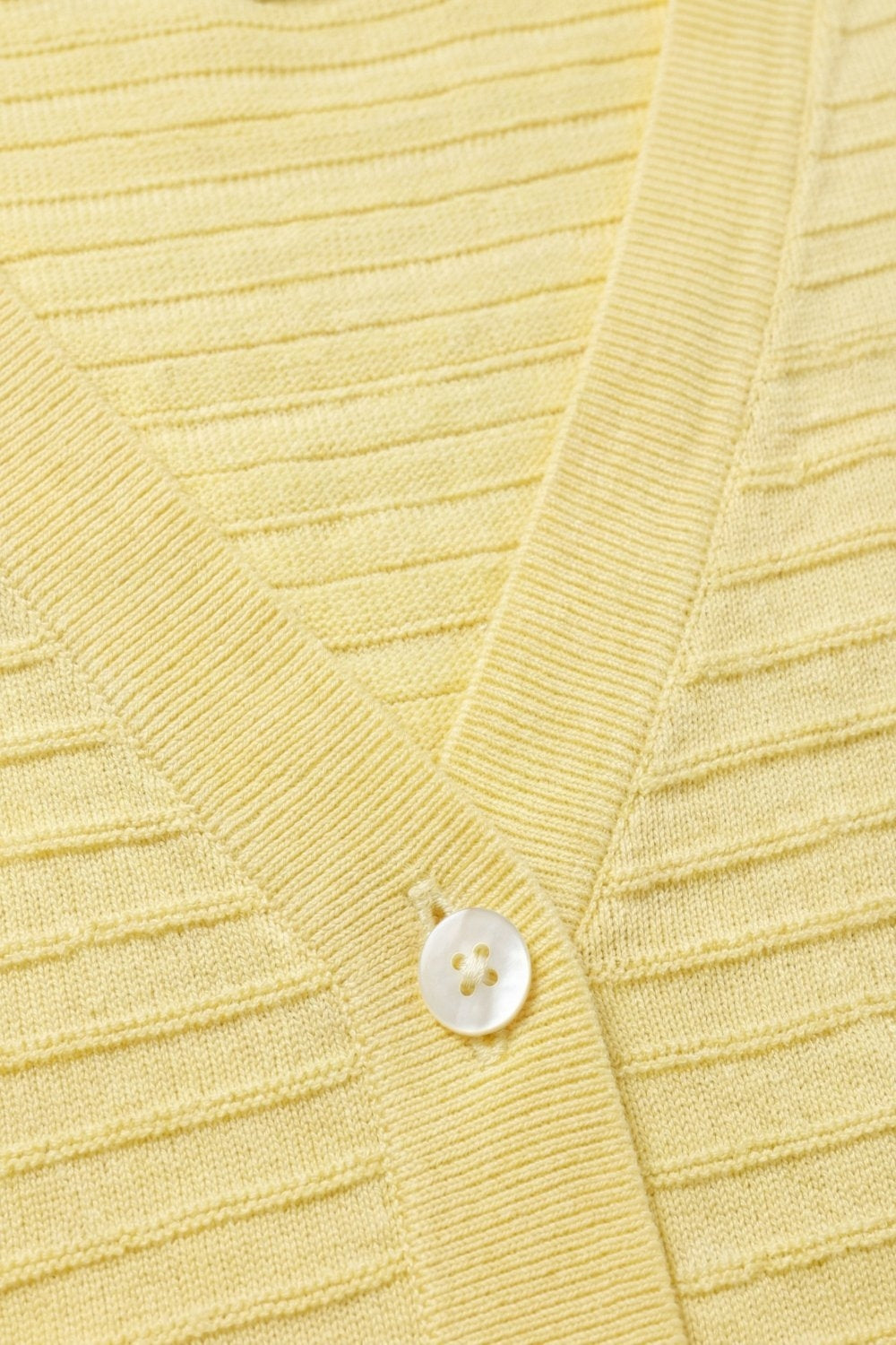 Suéter Amarelo com Textura em Malha e Botões no Decote em V