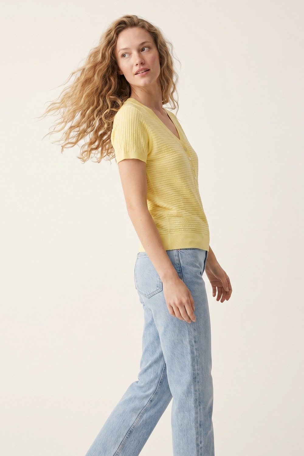 Suéter Amarelo com Textura em Malha e Botões no Decote em V