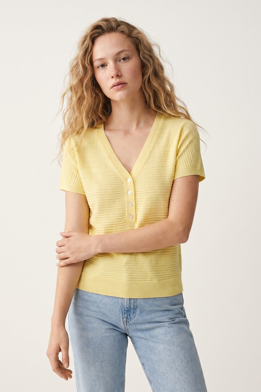 Suéter Amarelo com Textura em Malha e Botões no Decote em V