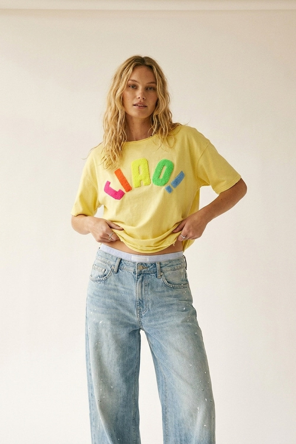 Q2 Suéter Amarelo Relaxed Fit Gráfico com Texto Colorido