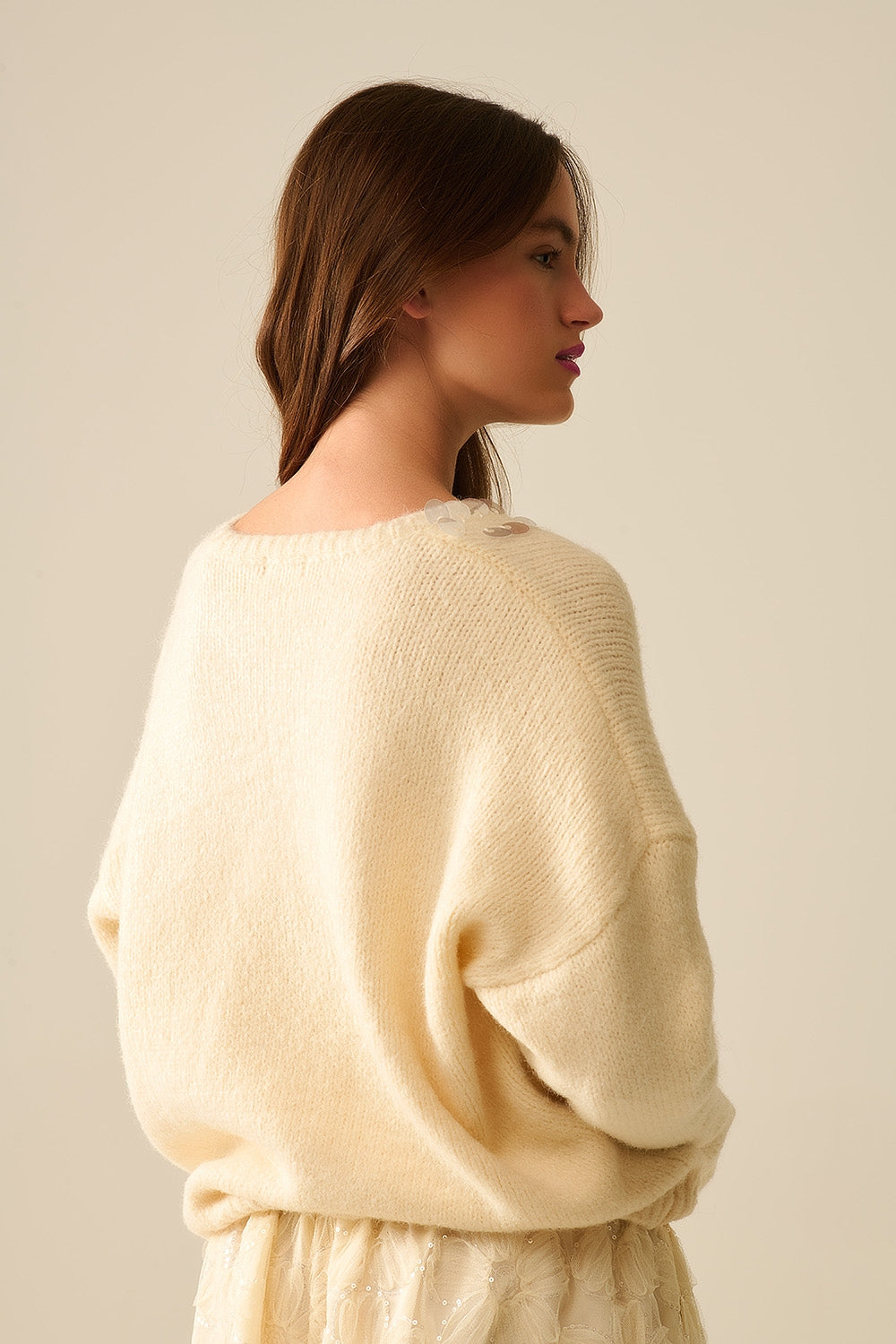 Suéter creme de decote em V com detalhe de lantejoulas