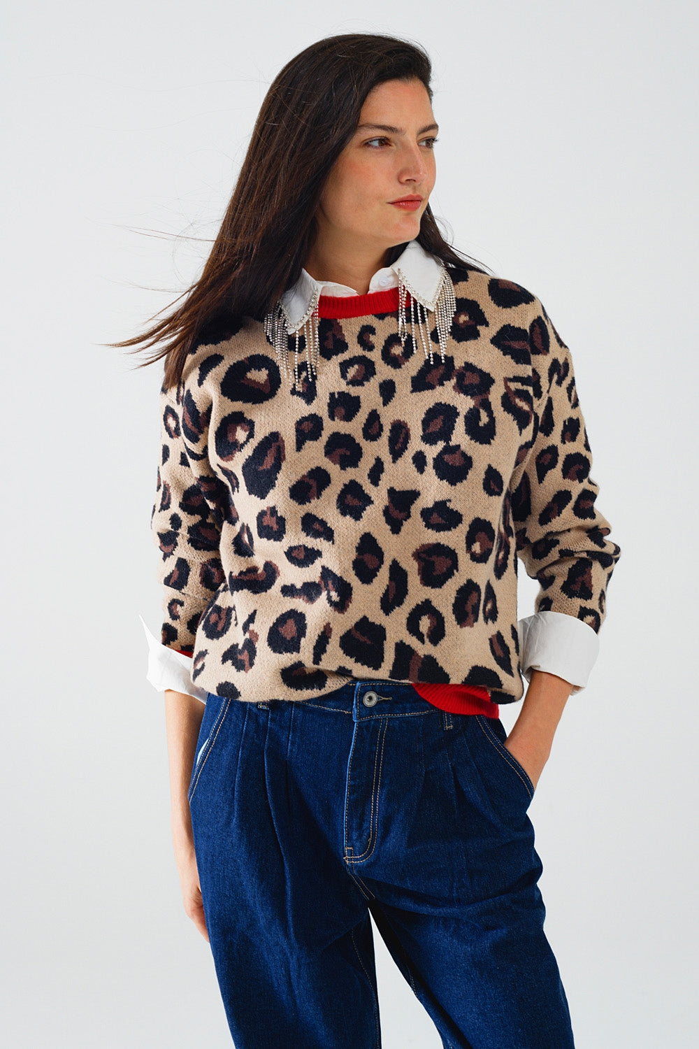Q2 Suéter de leopardo com detalhe vermelho no pescoço e nas mangas